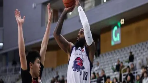 老鹰尼克斯对决：实力对抗，预测比赛胜者